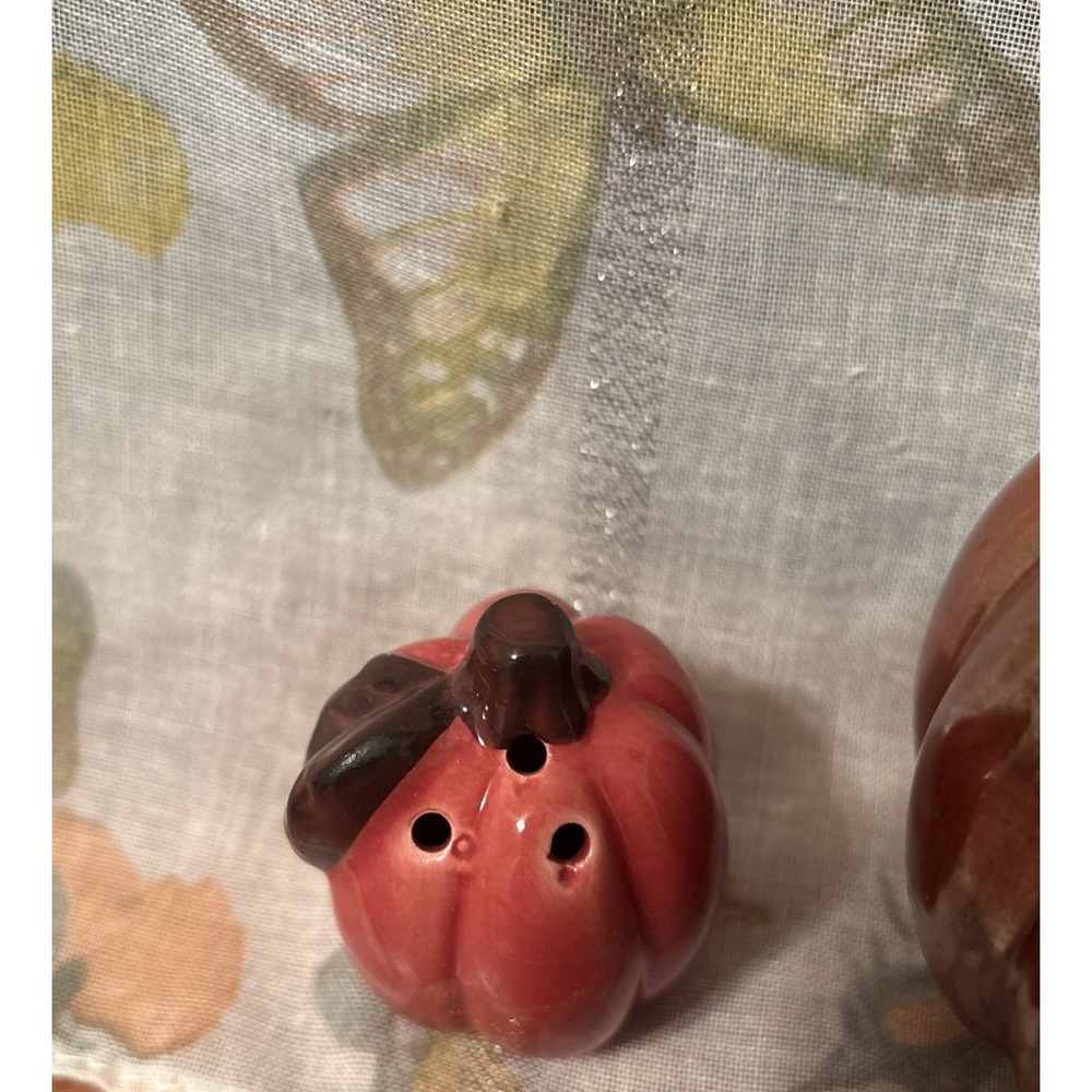 3  PIECE CERAMIC SALT AND PEPPER SHAKER WITH A CENTERPIECE‎ PUMPKINS FALL - Picture 2 of 11